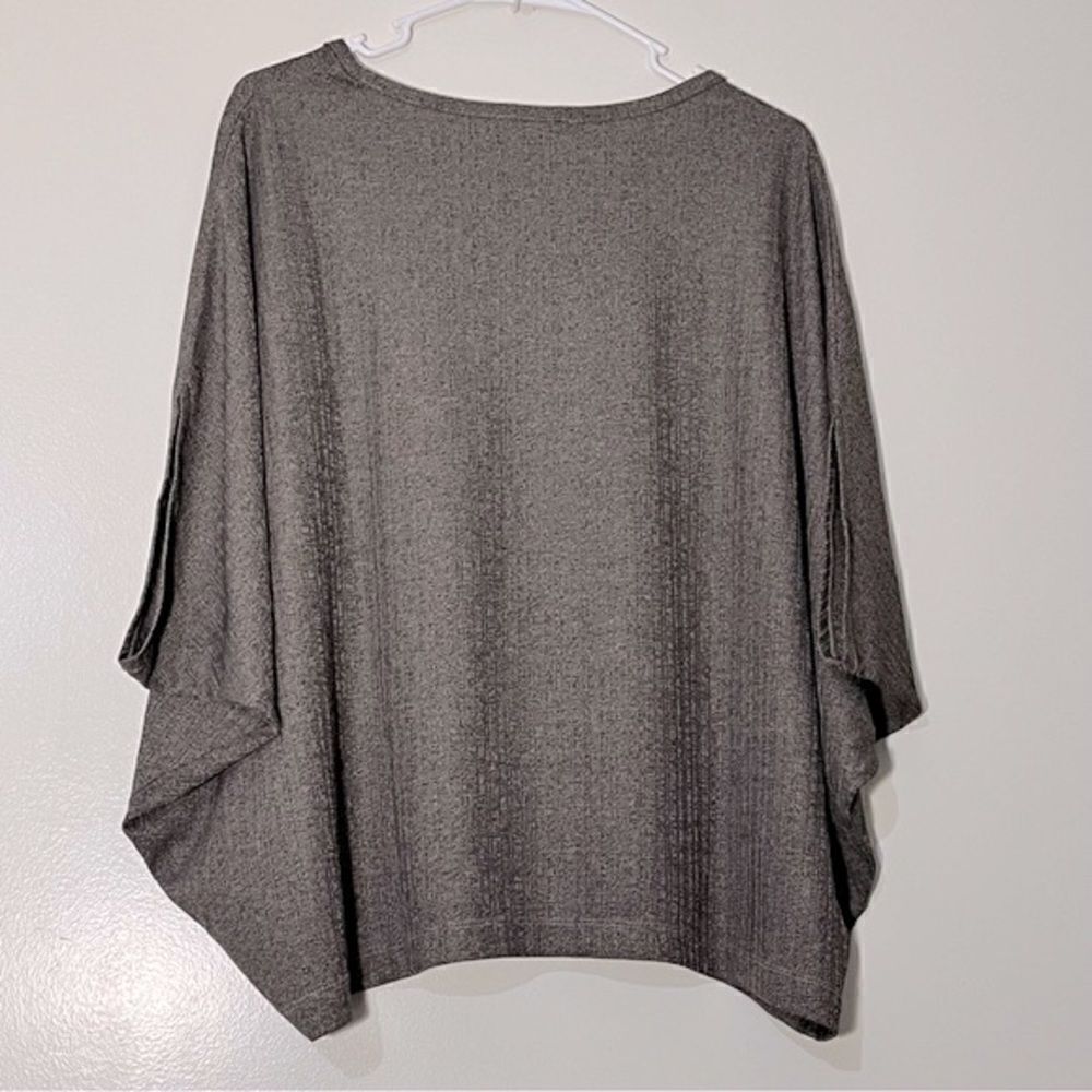 Lisa
Rinna Collection Round-Neck Batwing Top - Picture 5 of 6